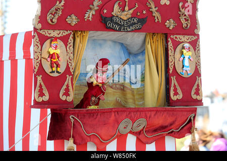 Punch e Judy mostrano a Bognor Regis lungomare, West Sussex, Regno Unito. Foto Stock