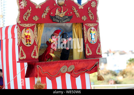 Punch e Judy mostrano a Bognor Regis lungomare, West Sussex, Regno Unito. Foto Stock