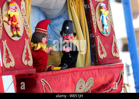 Punch e Judy mostrano a Bognor Regis lungomare, West Sussex, Regno Unito. Foto Stock