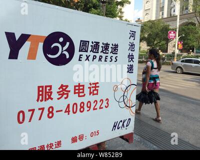 Un pedone passato passeggiate in un veicolo di somministrazione di YTO Express in Hechi city, a sud della Cina di Guangxi Zhuang Regione autonoma, 18 settembre 2016. Consegna Foto Stock