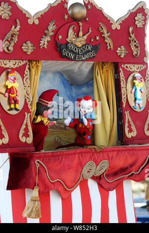 Punch e Judy mostrano a Bognor Regis lungomare, West Sussex, Regno Unito. Foto Stock