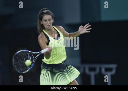 Ipek Soylu della Turchia restituisce un colpo come lei e Viktorija Golubic della Svizzera di competere contro la svizzera Martina Hingis e Jelena Jankovic di S Foto Stock