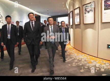 Ma Jack o Ma Yun, seconda a destra, presidente del gruppo Alibaba, accompagna il Primo Ministro italiano Matteo Renzi, la terza a sinistra per visitare il campus Xixi e Foto Stock