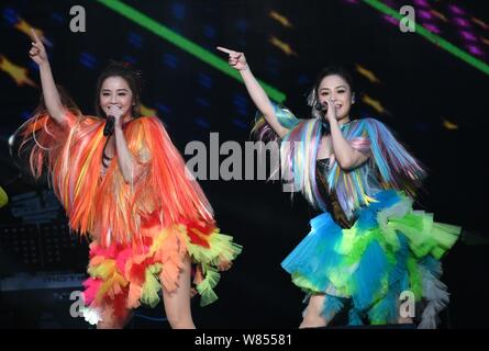 Gillian Chung, destra e Charlene Choi di Hong Kong duo pop gemelli eseguire al loro concerto a Shanghai in Cina, 24 settembre 2016. Foto Stock