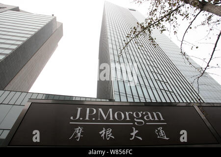 --FILE--una vista dell'edificio dove l'ufficio di Shanghai di J.P. Morgan Chase Bank (Cina) è situato a Shanghai in Cina, 26 novembre 2013. Per l Foto Stock