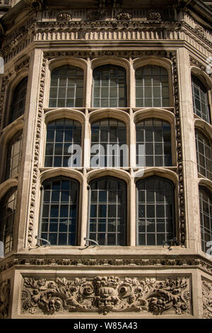 Una banca di ornati di windows a due Temple Place, Londra. Foto Stock