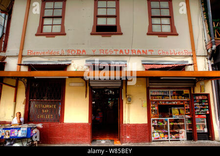 Ristorante anteriore con un uomo in stallo, San Jose, Costa Rica, novembre 2011. Foto Stock