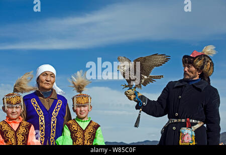 Il kazako cacciatore con Saker Falcon (Falco cherrug) ad Eagle hunters festival vicino Ulgii, Mongolia occidentale, ottobre 2008. Foto Stock