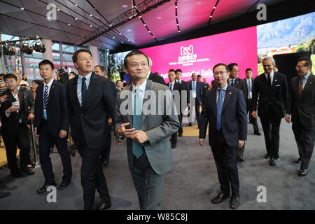 Primo Ministro italiano Matteo Renzi, la terza a sinistra e Ma Jack o Ma Yun, centro, presidente del gruppo Alibaba, visita un evento promozionale per la Tmall Wi Foto Stock