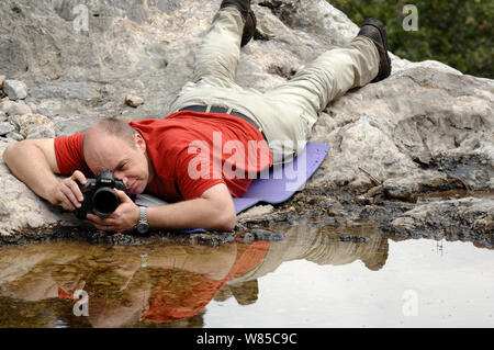 Fotografo Solvin Zankl fotografando l'habitat del maiorchino di ostetrica toad (Alytes muletensis) Torrent de s'Esmorcador, Maiorca, Spagna, aprile 2009. Foto Stock