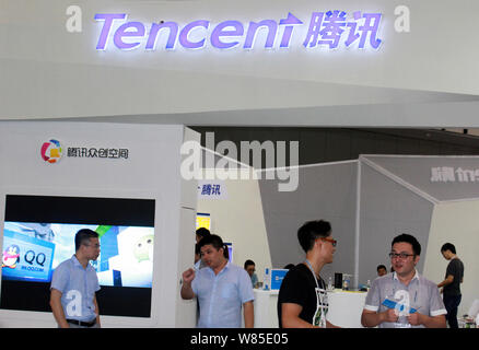 --FILE--dipendenti cinesi parla con i visitatori allo stand di Tencent durante una expo nella città di Nanjing, Cina orientale' provincia dello Jiangsu, 2 settembre 2016. Foto Stock