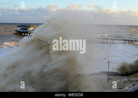 Alte onde rizzatura Cromer lungomare e il molo durante la mareggiata., Norfolk, Inghilterra, Regno Unito. Dicembre 2013. Foto Stock