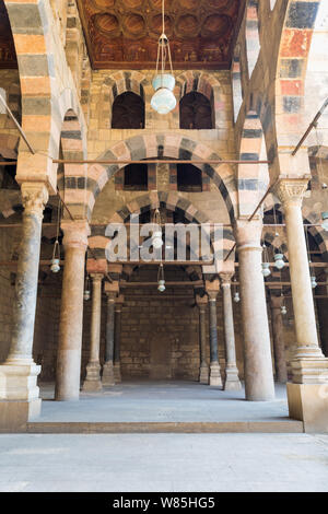 Corridoio circonda il cortile del pubblico moschea storica di Al Sultan al Nasir Muhammad ibn Qalawun situato nella Cittadella del Cairo in Egyp Foto Stock