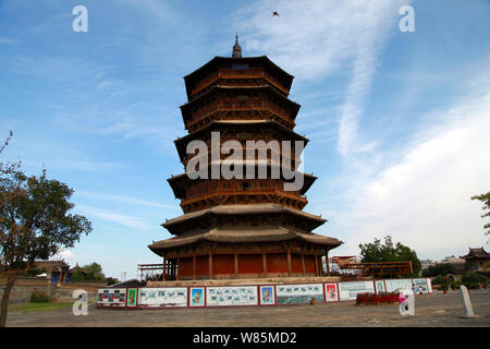 --FILE--una vista del legno di Sakyamuni Pagoda al tempio Fogong nella contea di Yingxian, Suzhou City, a nord della Cina di nella provincia di Shanxi, 16 agosto 2016. Un nea Foto Stock
