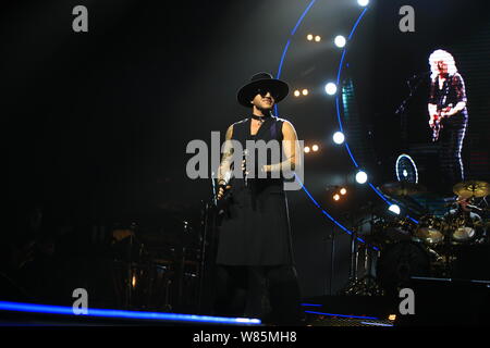 Cantante americano Adam Lambert, sinistro e la band inglese Queen eseguire durante il loro concerto a Shanghai in Cina, 26 settembre 2016. Foto Stock