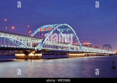 Vista notturna del ponte Fuxing, noto anche come la quarta Qiantangjiang River Bridge, Qianjiang nella nuova città di Hangzhou, a est della Cina di Zhejiang provi Foto Stock