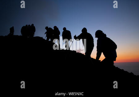 Gli escursionisti avvicinandosi al vertice del vulcano attivo di Stromboli Italia Foto Stock