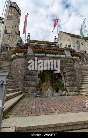 Rapperswil, SG / Svizzera - 3. Agosto 2019: il famoso Schlosstreppe scale nella storica città di Rapperswil Foto Stock