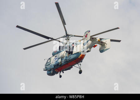 SAINT-Petersburg, Russia - 28 luglio 2019: l'elicottero Ka-27PS (RF-19159) della Marina russa con attrezzature televisive sta videoregistrando la parata navale Foto Stock