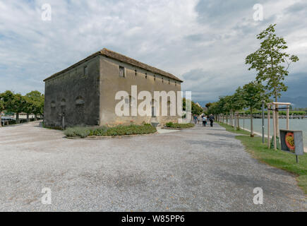 Rapperswil, SG / Svizzera - 3. Agosto 2019: il vecchio merlature e mura di difesa nella storica città di Rapperswil sul lago di Zurigo Foto Stock