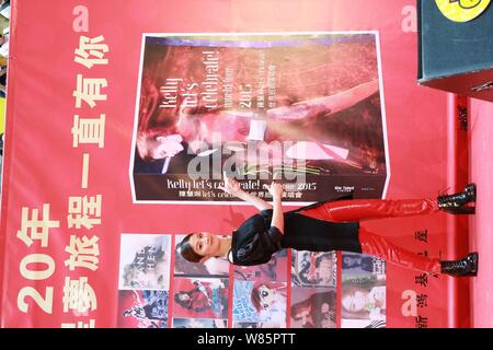 Hong Kong cantante Kelly Chen assiste una firma autografa evento per il rilascio del DVD di Hong Kong concerto durante il suo 'Vogliamo festeggiare' world tou Foto Stock