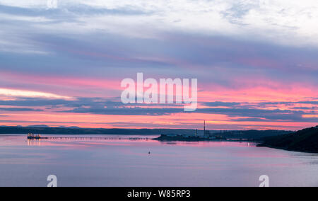 Whitegate, Cork, Irlanda. 08 Agosto, 2019. Un alba rossa mattina oltre la raffineria di petrolio e la ESB stazione di generazione in Whitegate, Co. Cork, Irlanda. - Credito; David Creedon / Alamy Live News Foto Stock