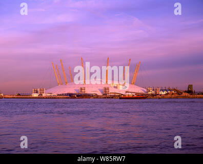 Il Millennium Dome (l'Arena O2) oltre il Fiume Tamigi, penisola di Greenwich, Royal Borough of Greenwich, Greater London, England, Regno Unito Foto Stock