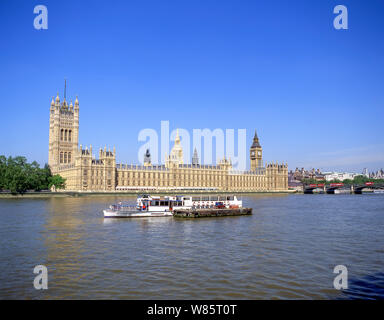 Il Palazzo di Westminster (sede del parlamento) sul Fiume Tamigi, City of Westminster, Londra, Inghilterra, Regno Unito Foto Stock