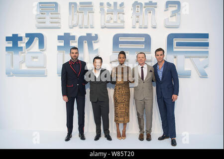 (Da sinistra) attore americano Zachary John Quinto, Taiwanese-americano nato il regista Justin Lin, actrice americano Zoe Saldana, attori Simon Pegg e Chris Foto Stock