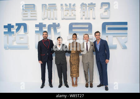(Da sinistra) attore americano Zachary John Quinto, Taiwanese-americano nato il regista Justin Lin, actrice americano Zoe Saldana, attori Simon Pegg e Chris Foto Stock