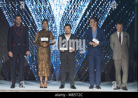 (Da sinistra) attore americano Zachary John Quinto, attrice Zoe Saldana, Taiwanese-americano nato il regista Justin Lin, attori americani Chris Pine e Simon Foto Stock