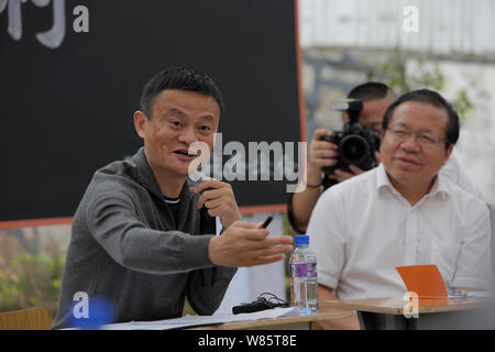 Ma Jack Yun, sinistra, presidente del gruppo Alibaba, parla accanto a Qin Rupei, vice governatore della provincia di Guizhou, a un seminario di formazione in un elementare Foto Stock