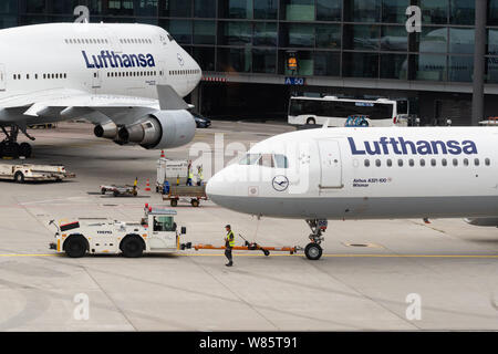 Piani di Lufthansa e Frapart equipaggio a terra, l'aeroporto di Francoforte, Germania Foto Stock