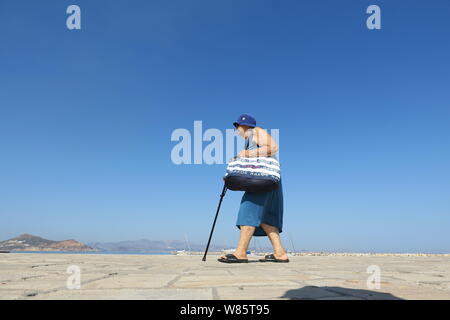 Grecia: Da Atene alle isole incredibili scenari, le persone e la storia. Una vecchia signora sull isola di Naxos. Foto Stock