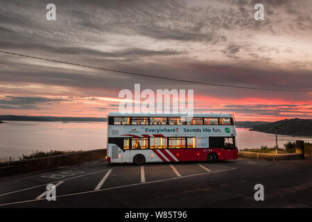 Camden, Cork, Irlanda. 08 Agosto, 2019. Un inizio di mattina di attesa autobus prima dell'alba ad iniziare la partenza prevista per la città, che si affaccia sul panorama mozzafiato del porto di Camden, Crosshaven, Co. Cork, Irlanda. - Credito; David Creedon / Alamy Live News Foto Stock