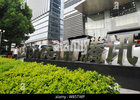 --FILE--A passeggiate a piedi passato il logo di Tencent di fronte al quartier generale di Tencent nella città di Shenzhen, sud cinese di Guangdong provinc Foto Stock