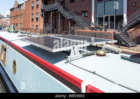 Pannelli solari sulla sommità del canal boat, Worcester e Birmingham Canal, Gas Street Basin, Birmingham, West Midlands, England, Regno Unito Foto Stock