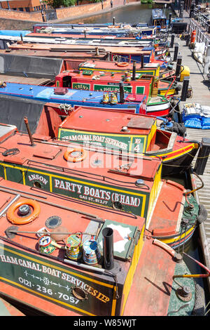 Ormeggiate barche del canale sulla Worcester e Birmingham Canal, Gas Street Basin, Birmingham, West Midlands, England, Regno Unito Foto Stock