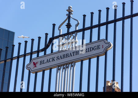 Black Sabbath Bridge segno per il Worcester e Birmingham Canal, Gas Street Basin, Birmingham, West Midlands, England, Regno Unito Foto Stock