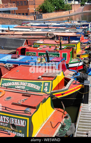 Ormeggiate barche del canale sulla Worcester e Birmingham Canal, Gas Street Basin, Birmingham, West Midlands, England, Regno Unito Foto Stock