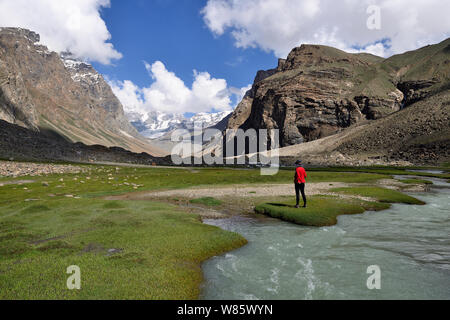 Vista sulla valle di Wakhan nel Pamir montagna. Vista dal campo al di sotto della parte superiore dei marchi, in Tagikistan, in Asia centrale Foto Stock