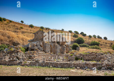Bagni di stato agora da sud e le rovine di Efeso città Foto Stock