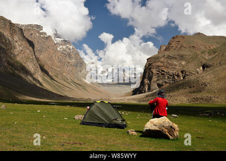 Vista sulla valle di Wakhan nel Pamir montagna. Vista dal campo al di sotto della parte superiore dei marchi, in Tagikistan, in Asia centrale Foto Stock