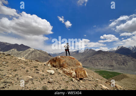 Vista sulla valle di Wakhan nel Pamir mountain sul bianco Hindu Kush gamma in Afghanistan, in Tagikistan, in Asia centrale Foto Stock