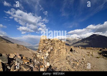 Vista sulla valle di Wakhan nel Pamir montagna, le rovine della fortezza Yamchun bianco e il Hindu Kush gamma in Afghanistan, in Tagikistan, in Asia centrale Foto Stock