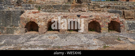 Parte delle rovine romane di Miller nella periferia di Estoi nella regione portoghese dell'Algarve, che mostra i mosaici e parte della vasca da bagno e di un complesso termale. Foto Stock