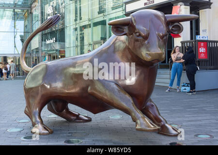 Toro in bronzo scultura, Bullring Shopping e di svago, Birmingham, West Midlands, England, Regno Unito Foto Stock