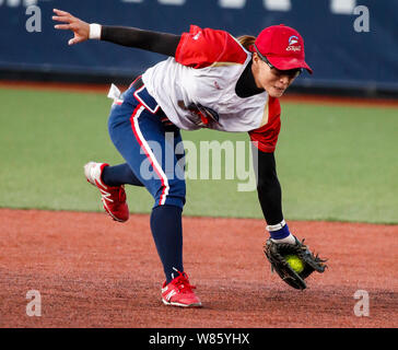 (190808) -- ROSEMONT, e il Agosto 8, 2019 (Xinhua) -- aquile' Li Huan campi la sfera durante il National Fast Pitch Softball gioco tra Pechino Shougang aquile e il Chicago banditi a Rosemont, Illinois, Stati Uniti, il 7 agosto, 2019. (Xinhua/Joel Lerner) Foto Stock