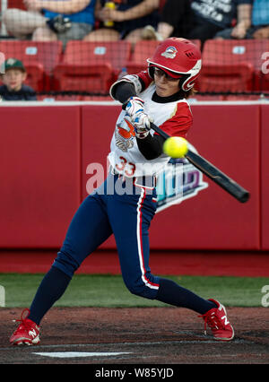 (190808) -- ROSEMONT, e il Agosto 8, 2019 (Xinhua) -- aquile' Li Huan hits durante il National Fast Pitch Softball gioco tra Pechino Shougang aquile e il Chicago banditi a Rosemont, Illinois, Stati Uniti, il 7 agosto, 2019. (Xinhua/Joel Lerner) Foto Stock