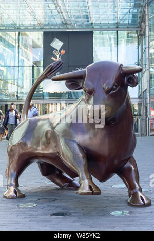 Toro in bronzo scultura, Bullring Shopping e di svago, Birmingham, West Midlands, England, Regno Unito Foto Stock